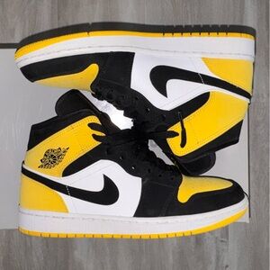Nike Air Jordan 1 Retro Mid Yellow Toe Men's Size 8.5 No Box